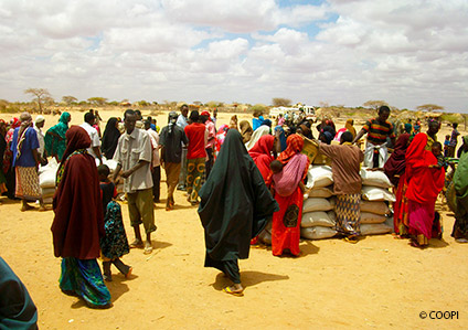 Local people affected by the Somali food crisis receiving supplies, Dollow, Somalia
Photographer: COOPI
