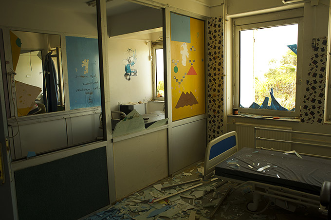A room  in the pediatric section of a hospital in Sirte, Libya damaged due to fighting. Photo: André LIOHN, ICRC/2016