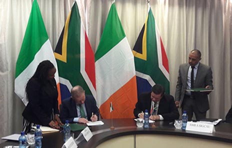 Minister of State Cannon and South African Deputy Minister of International Relations and Cooperation, Mr Luwellyn Landers, sign delcaration of cooperation
